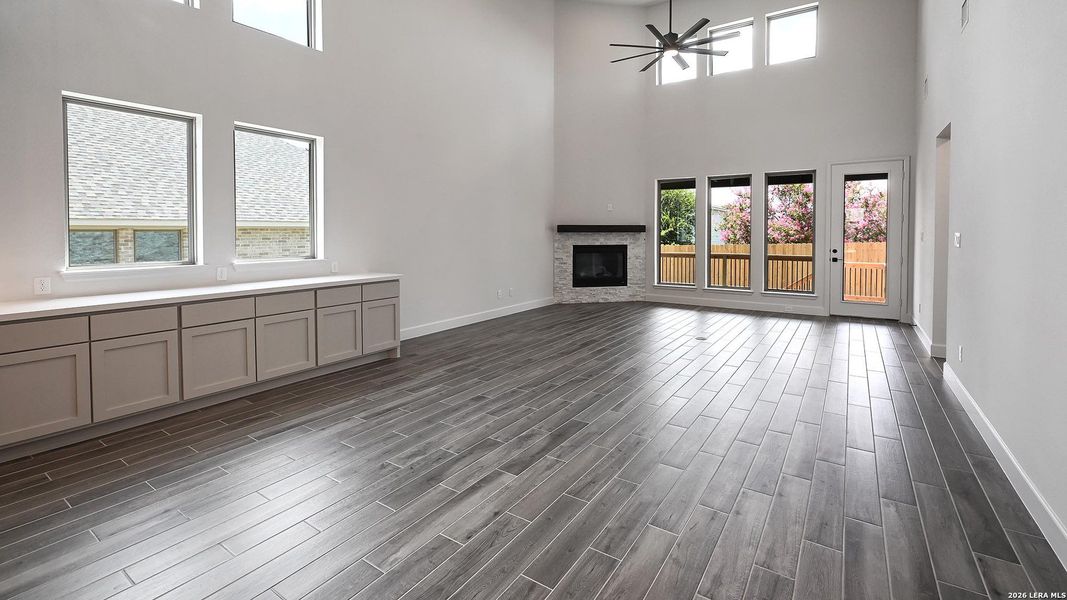 Spacious, unfurnished interior of a new home in Cibolo Valley Heights, Cibolo (Image 13).