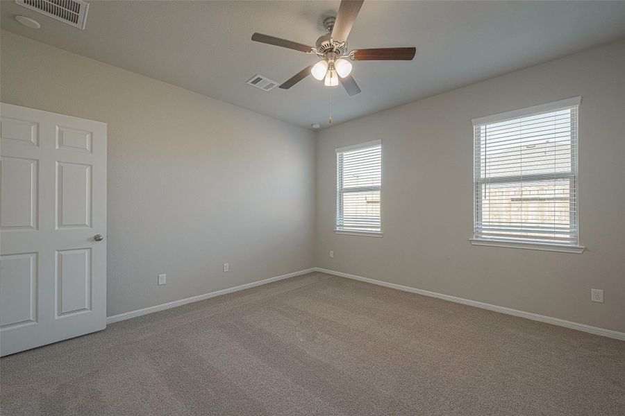Spacious, unfurnished interior of a new home in , Iowa Colony (Image 28).