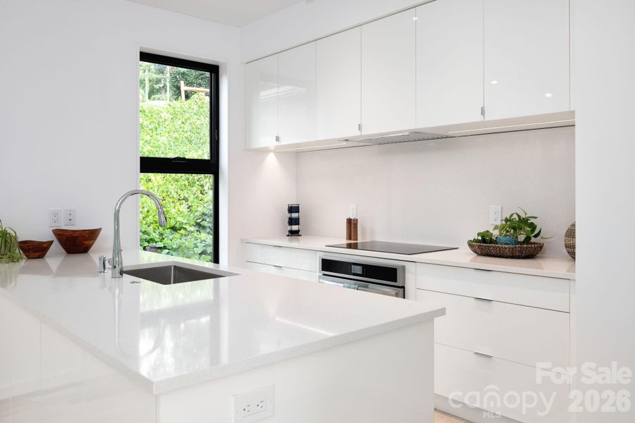 Beautiful and Sleek Kitchen