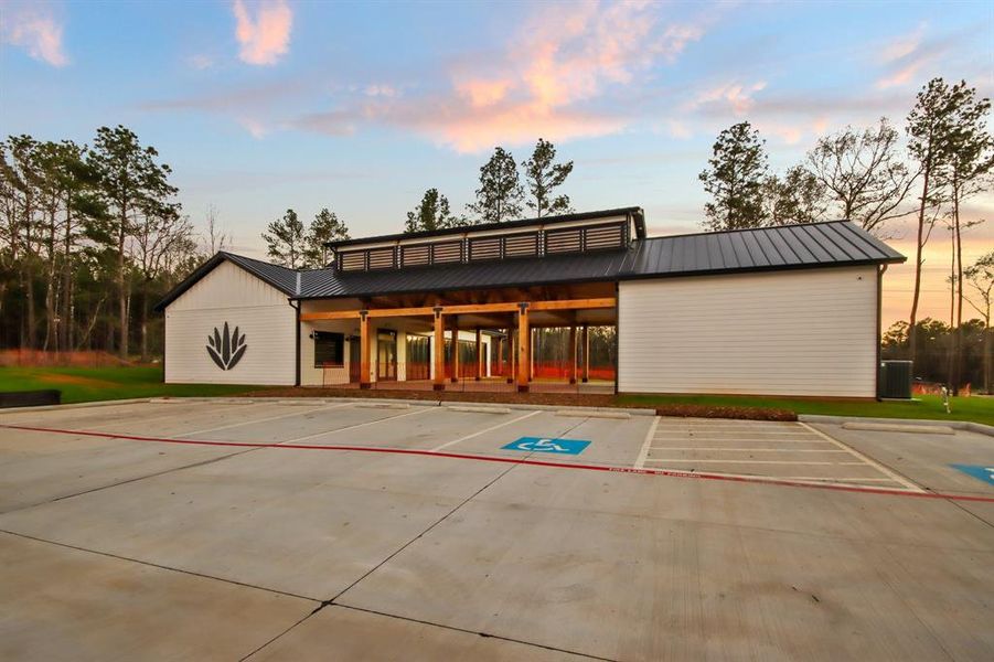 Front exterior of a new home in Silverthorne, Conroe, TX, highlighting curb appeal (Image 21).