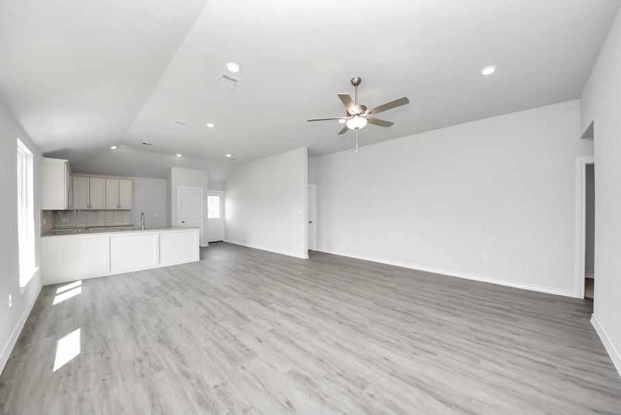Spacious, unfurnished interior of a new home in Santa Fe, Cleveland (Image 17).