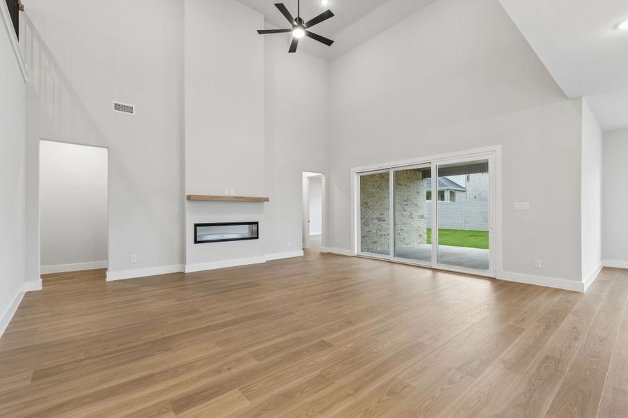 Spacious, unfurnished interior of a new home in Painted Tree Lakeside, McKinney (Image 18).