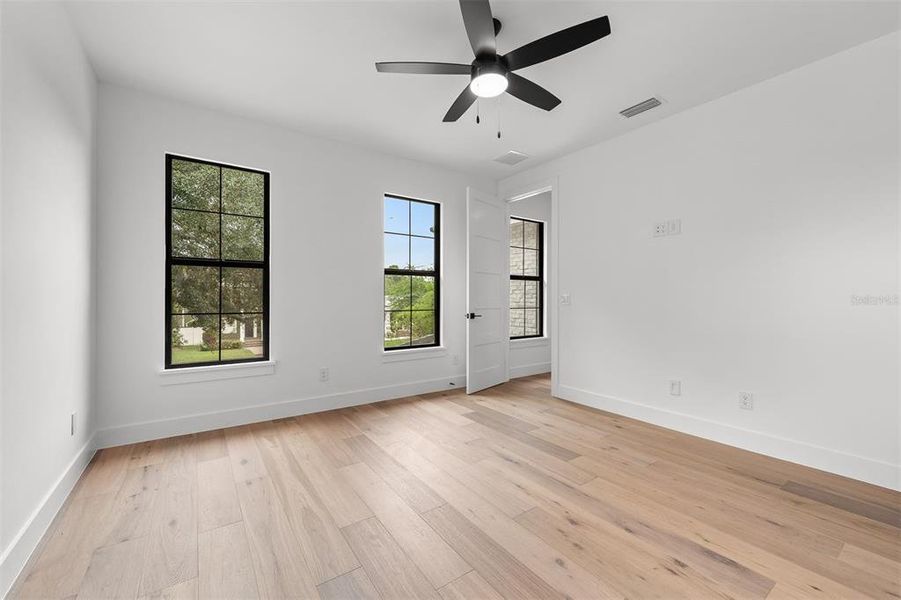 Spacious, unfurnished interior of a new home in , Orlando (Image 22).