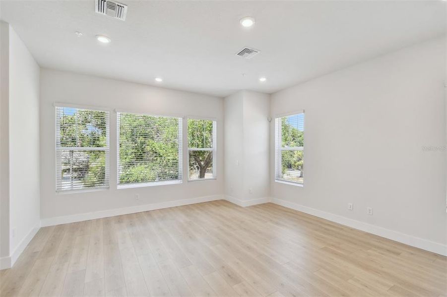 Spacious, unfurnished interior of a new home in Towns at Union, St. Petersburg (Image 5).