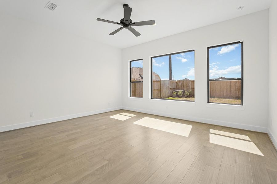 Spacious, unfurnished interior of a new home in Jubilee 45', 70', Hockley (Image 6).