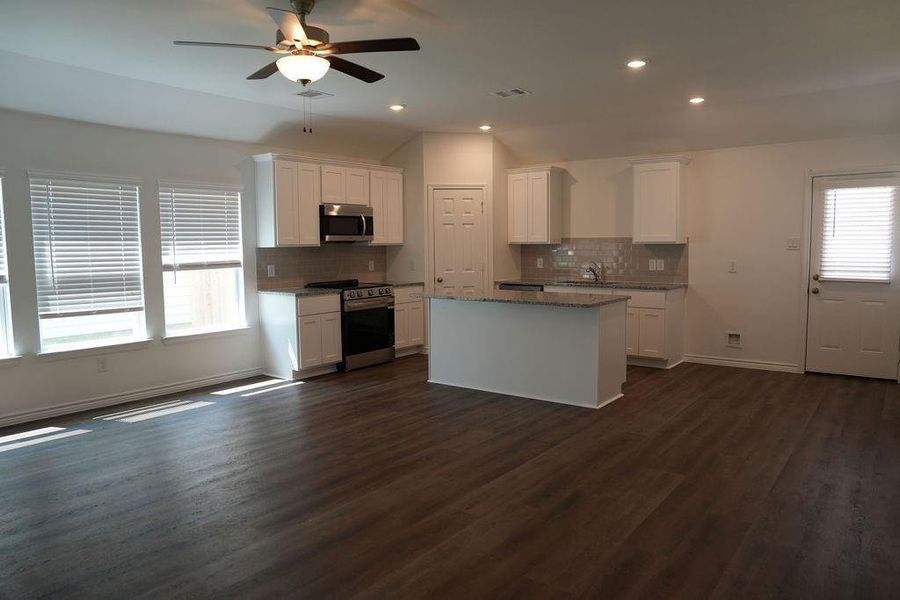 Spacious, unfurnished interior of a new home in , Dayton (Image 9).