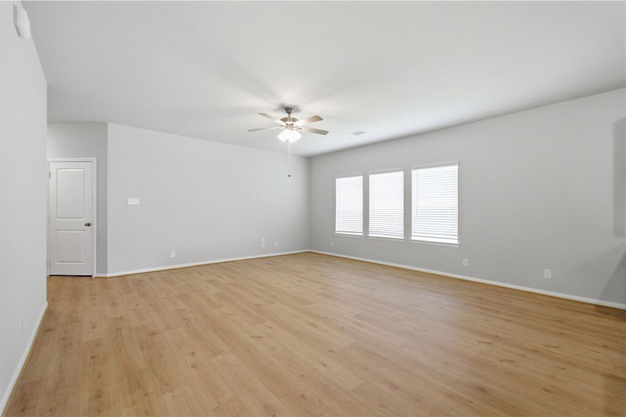 Spacious, unfurnished interior of a new home in Trails at Woodhaven Lakes, La Marque (Image 18).