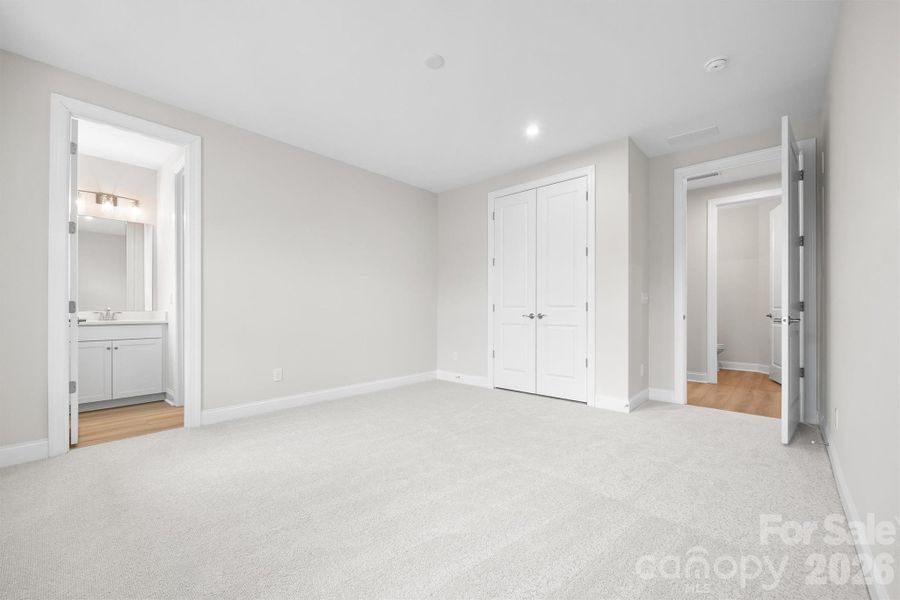 Spacious, unfurnished interior of a new home in Handsmill on Lake Wylie, York (Image 27).