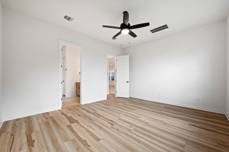 Spacious, unfurnished interior of a new home in Wolf Ranch, Georgetown (Image 35).