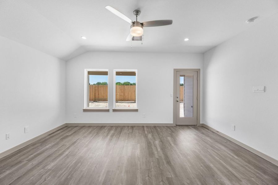 Spacious, unfurnished interior of a new home in Watermark, Alvin (Image 16).