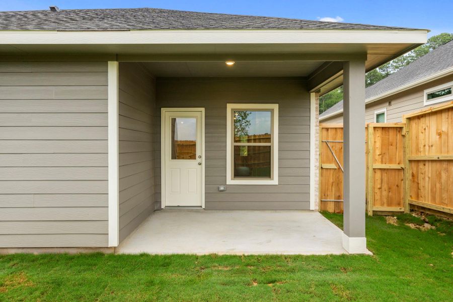 Exterior details and patio area of a home in Westridge Cove, Conroe (Image 4).