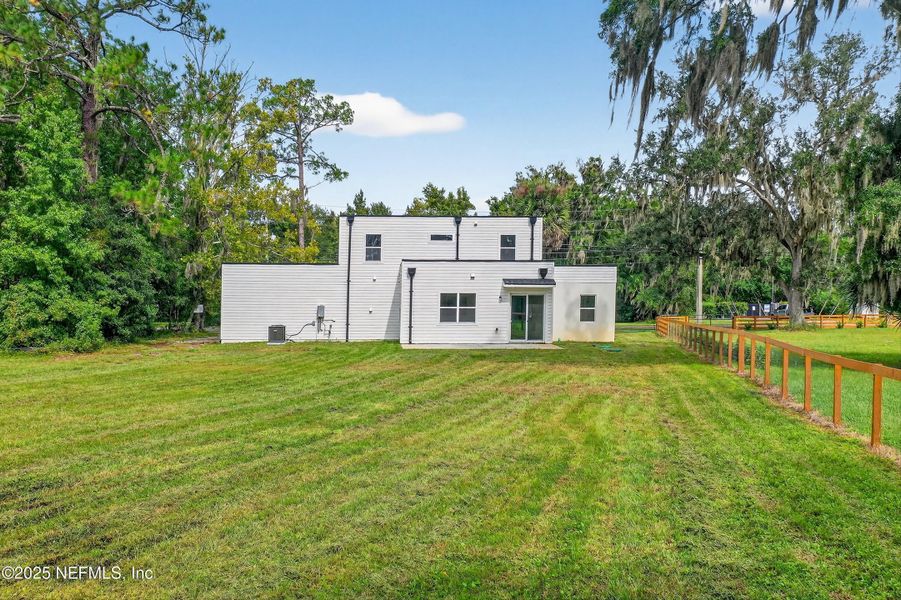 Exterior details and patio area of a home in , Jacksonville (Image 2).