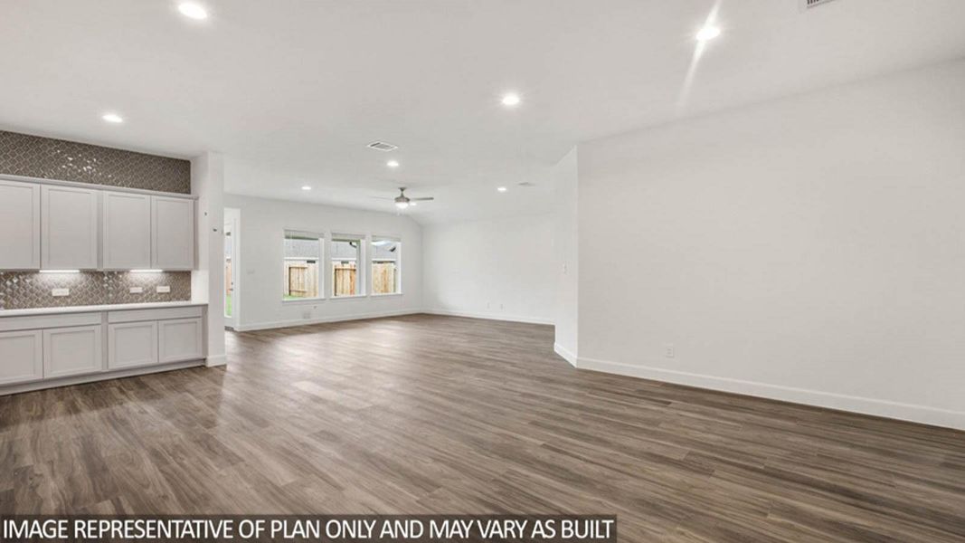 Spacious, unfurnished interior of a new home in Silverthorne, Conroe (Image 12). Spacious, unfurnished interior of a new home in Silverthorne, Conroe (Image 12).