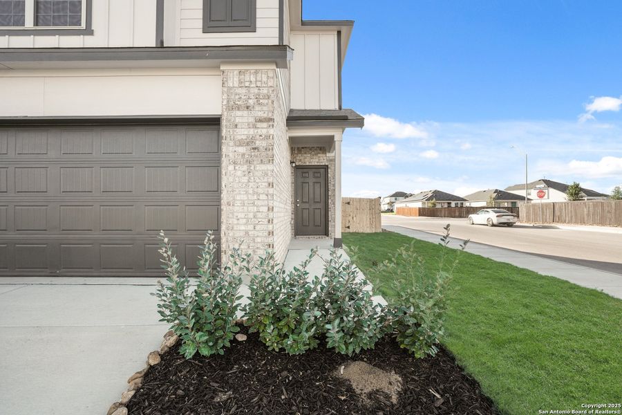 Exterior details and patio area of a home in Blue Ridge Ranch, San Antonio (Image 3).