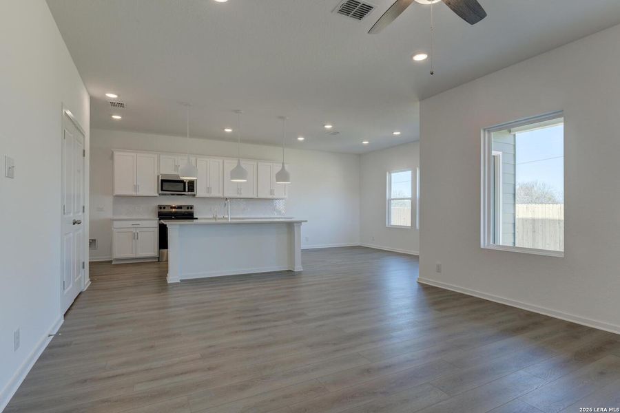 Spacious, unfurnished interior of a new home in Hennersby Hollow, San Antonio (Image 15).