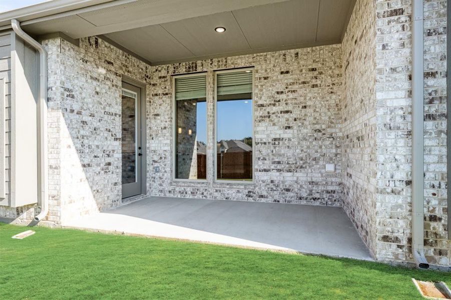 Exterior details and patio area of a home in Eagle Glen 50, Alvarado (Image 3).
