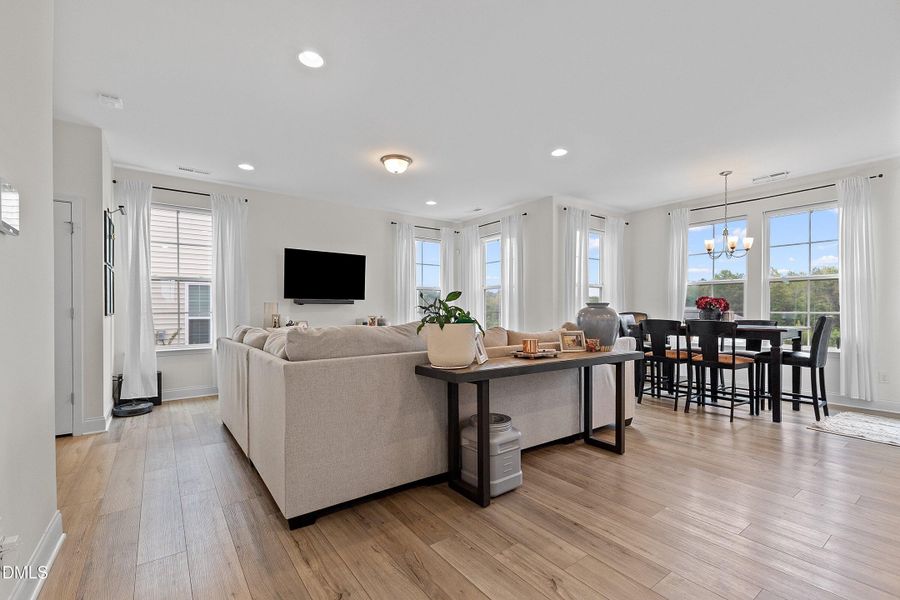 Family Room and Breakfast pic 1