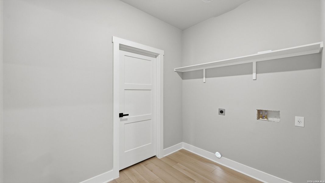 Spacious, unfurnished interior of a new home in , Canyon Lake (Image 23).