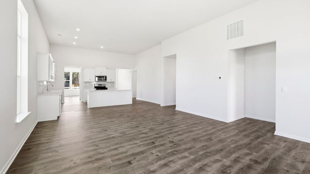 Spacious, unfurnished interior of a new home in Blue Ridge Trail, Fountain Inn (Image 21).