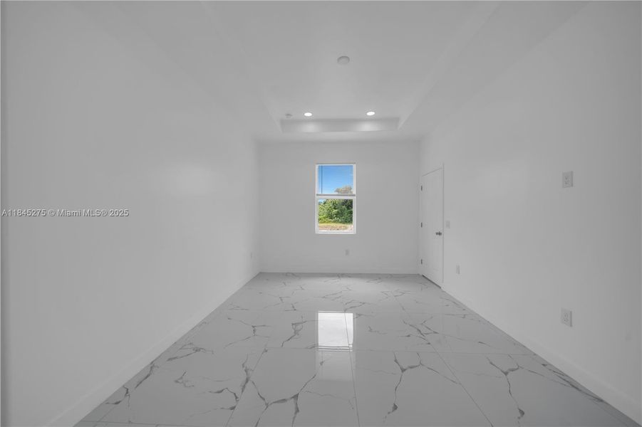 Spacious, unfurnished interior of a new home in , Lehigh Acres (Image 11).