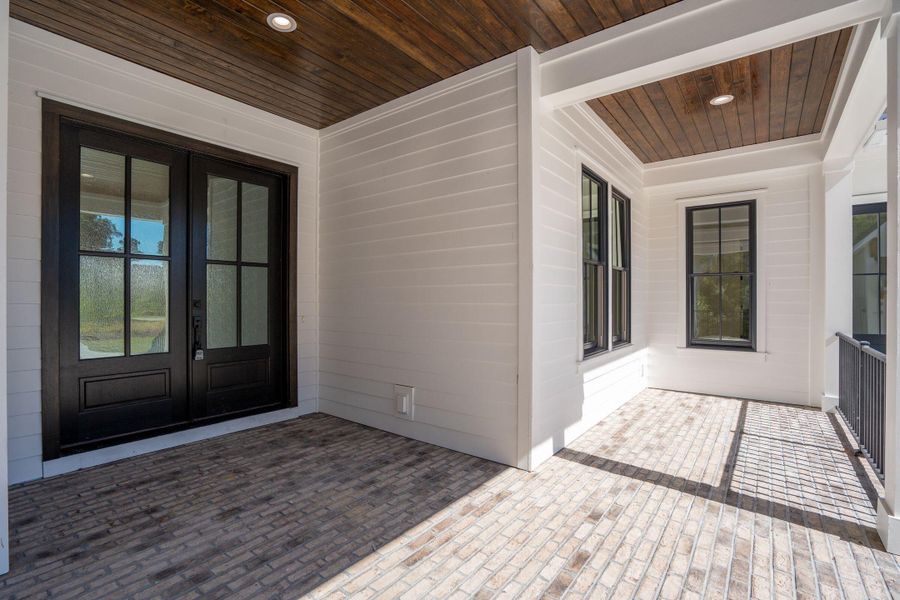 Exterior details and patio area of a home in , Ravenel (Image 38).