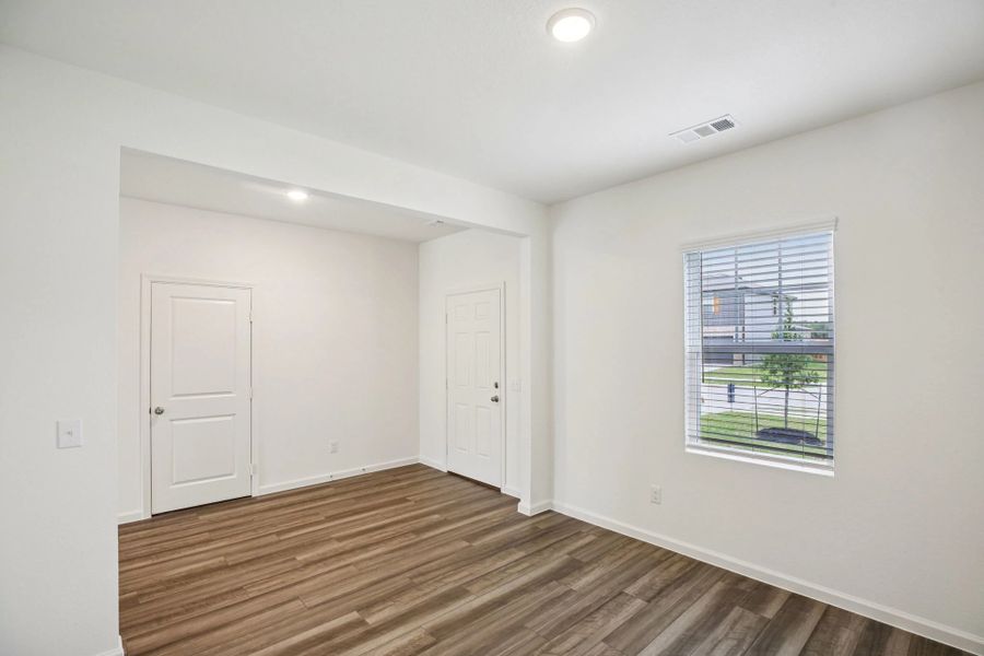 Representative unfurnished interior of a home built from the Sagan by Starlight Homes in Ashland, Angleton (Image 21).