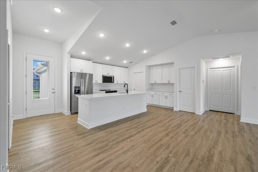 Spacious, unfurnished interior of a new home in Cape Coral, Cape Coral (Image 14).