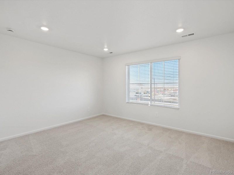 Spacious, unfurnished interior of a new home in Skyview at High Point, Aurora (Image 20).