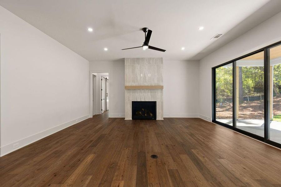 Spacious, unfurnished interior of a new home in Aster, Roswell (Image 25).