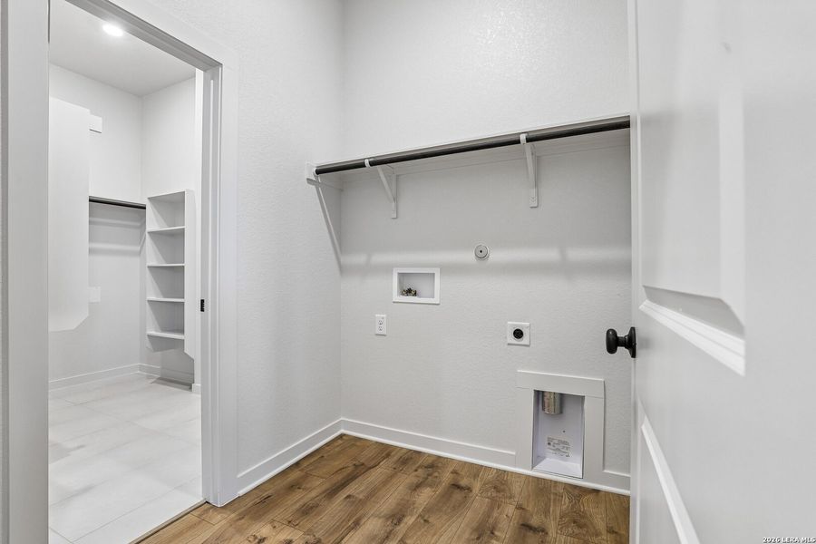 Spacious, unfurnished interior of a new home in Stream Waters, Seguin (Image 20).