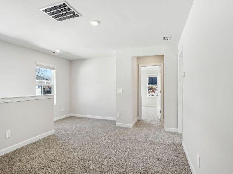 Spacious, unfurnished interior of a new home in Creek Ridge - Heritage Collection, Spartanburg (Image 8).