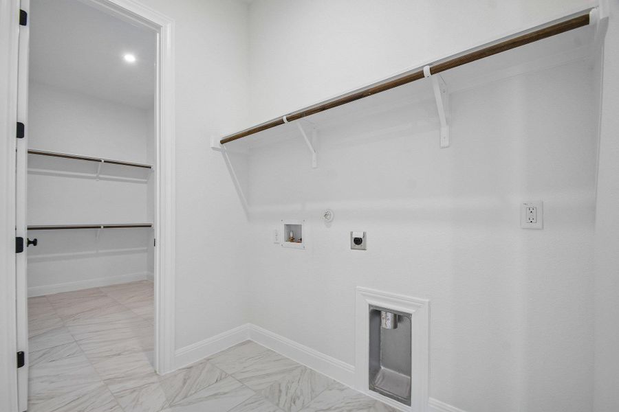 Spacious, unfurnished interior of a new home in Sauls Ranch, Round Rock (Image 21).