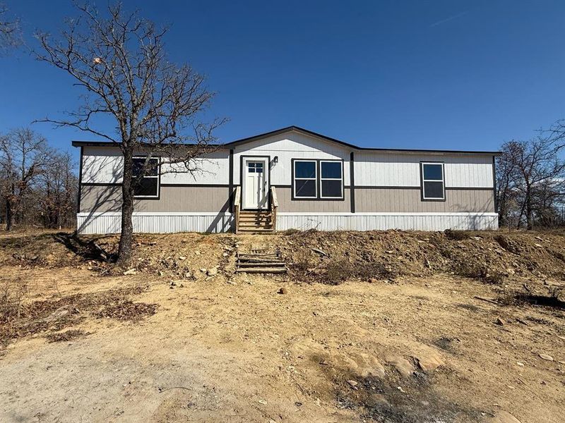 Manufactured / mobile home with entry steps Manufactured / mobile home with entry steps