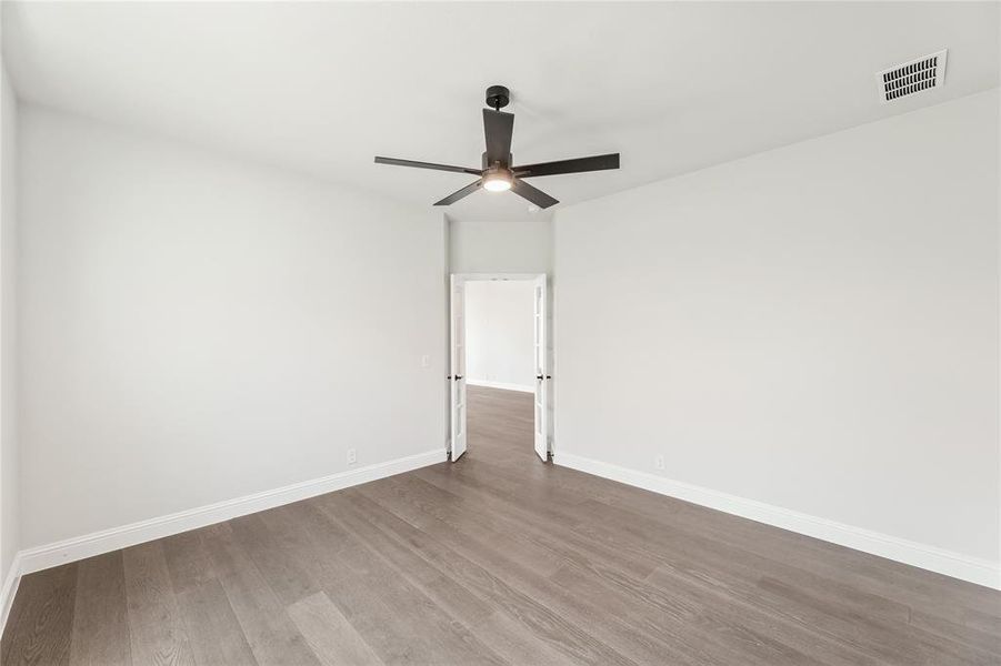 Spacious, unfurnished interior of a new home in Chaparral Park, Oak Point (Image 27). Spacious, unfurnished interior of a new home in Chaparral Park, Oak Point (Image 27).