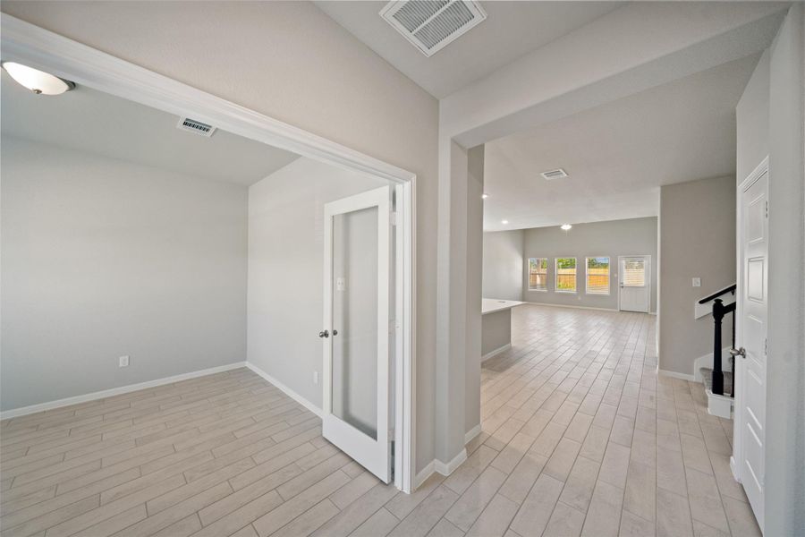 Spacious, unfurnished interior of a new home in Rollingbrook Estates, Baytown (Image 1). Spacious, unfurnished interior of a new home in Rollingbrook Estates, Baytown (Image 1).