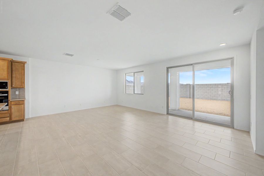 Spacious, unfurnished interior of a new home in White Tank Vistas, Waddell (Image 10).