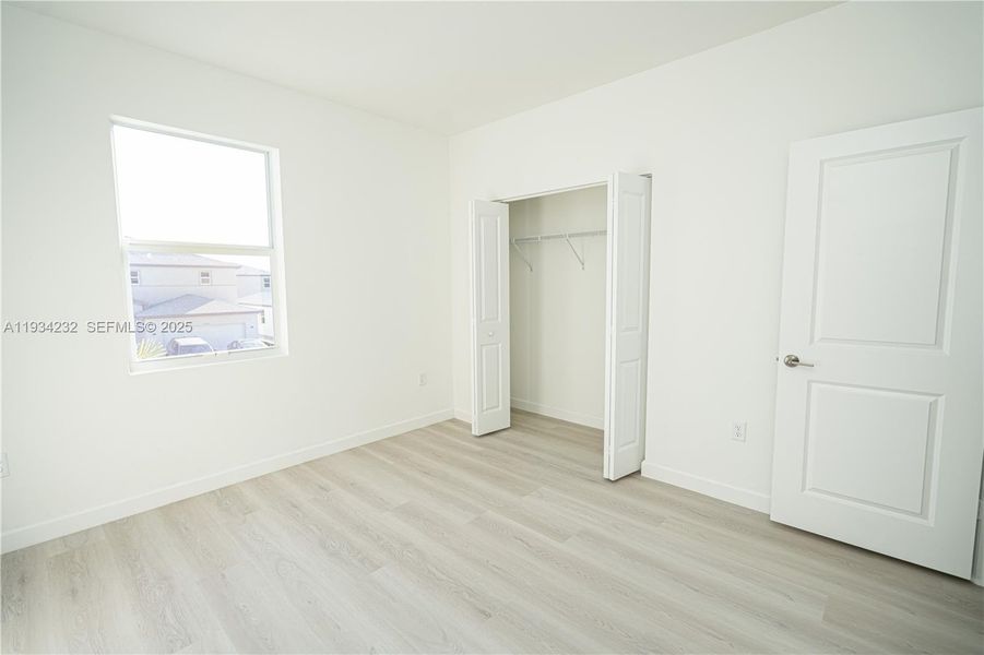Spacious, unfurnished interior of a new home in Acacia Groves, Miami (Image 38).