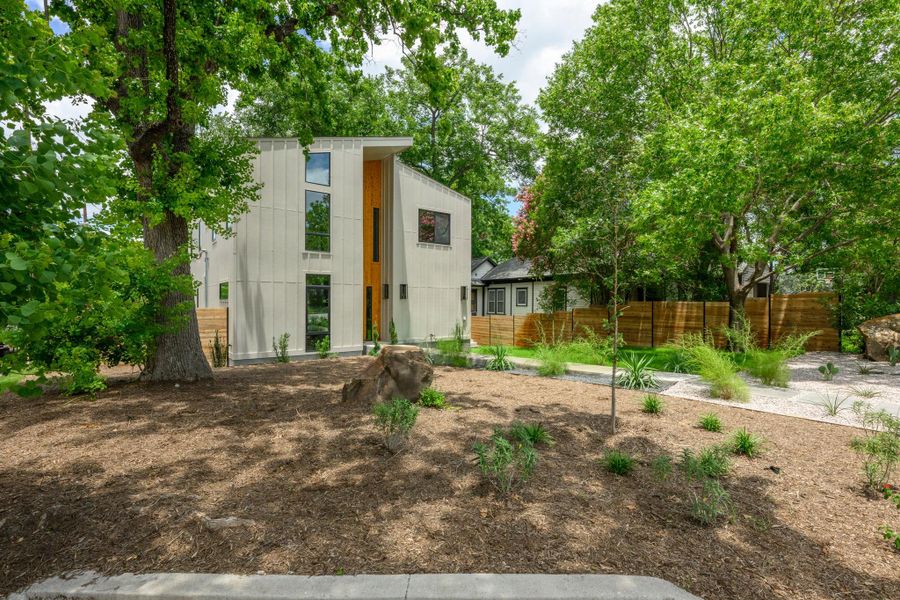 Modern architecture meets natural landscaping in this verdant and inviting front yard. Modern architecture meets natural landscaping in this verdant and inviting front yard.