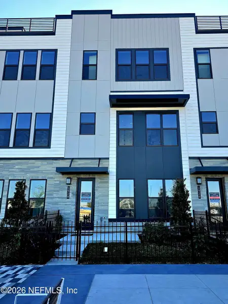 Condo located in Jacksonville, FL showcasing its design and architecture (Image 3).