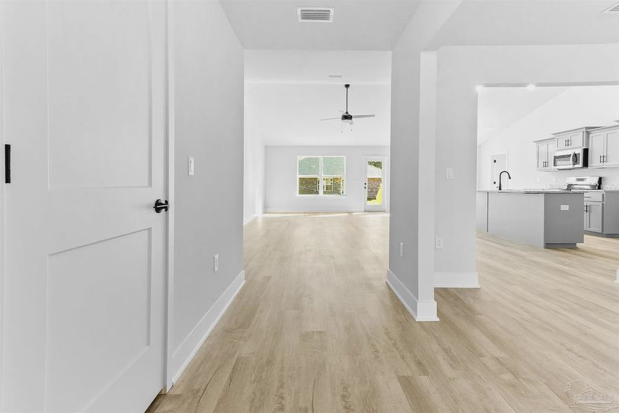 Spacious, unfurnished interior of a new home in Pecan Valley, Pensacola (Image 9).