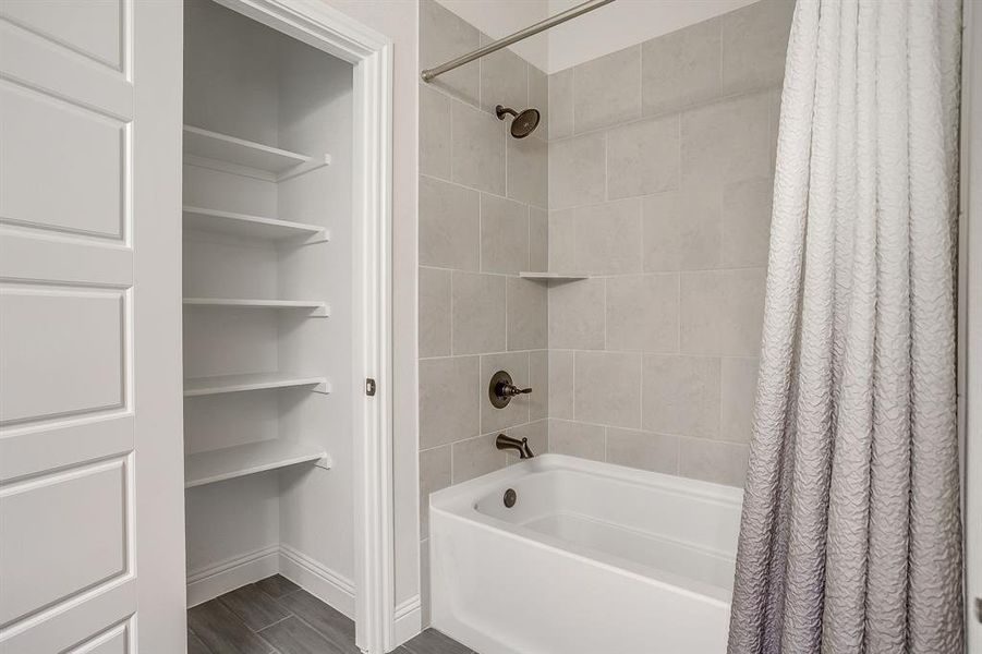 Furnished interior view inside a new home in Oak Hills, Burleson (Image 9).