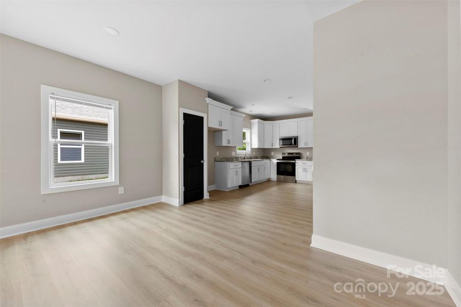 Spacious, unfurnished interior of a new home in , Kings Mountain (Image 19).