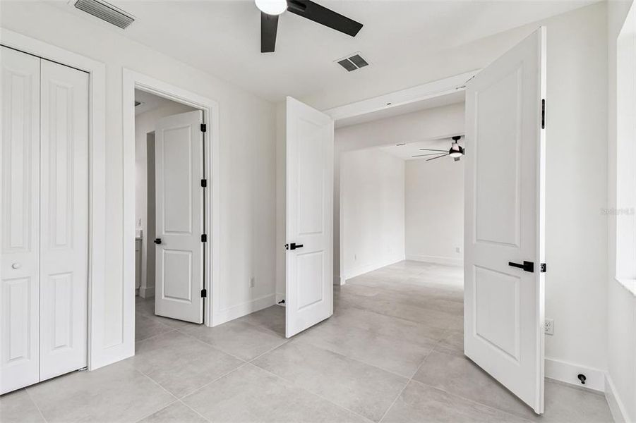 Spacious, unfurnished interior of a new home in , Tampa (Image 27).