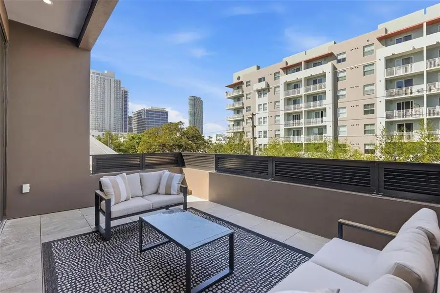 Exterior details and patio area of a home in , St. Petersburg (Image 3).