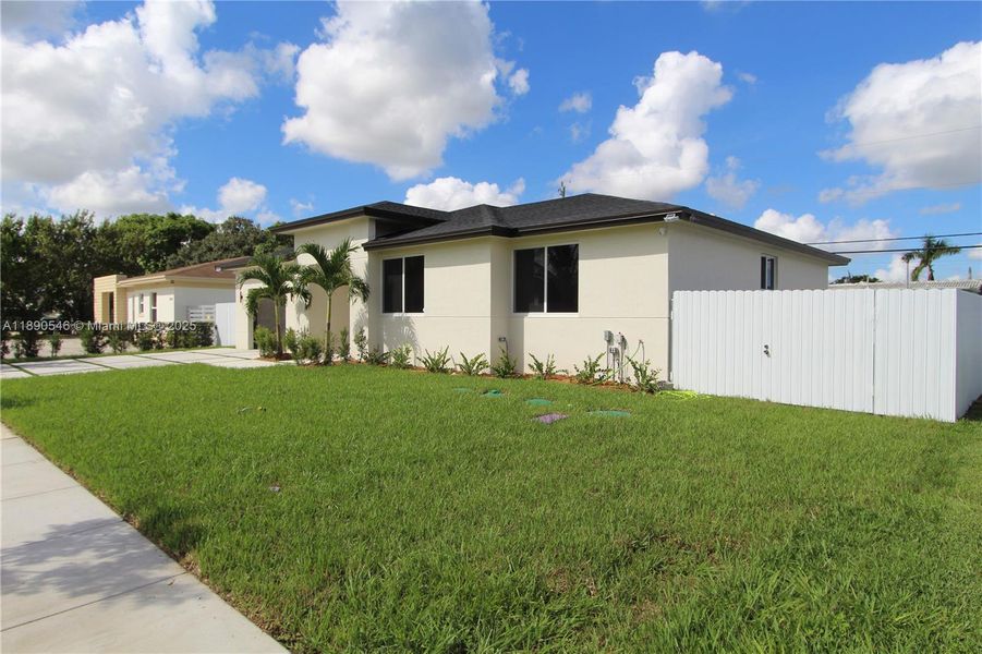 Exterior details and patio area of a home in , Miami (Image 18).