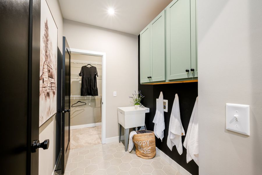 Representative furnished interior of a home built from the Finley by Fischer Homes in Twin Lakes, Hoschton (Image 36).