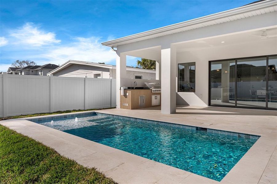 Exterior details and patio area of a home in College Park, Orlando (Image 28).