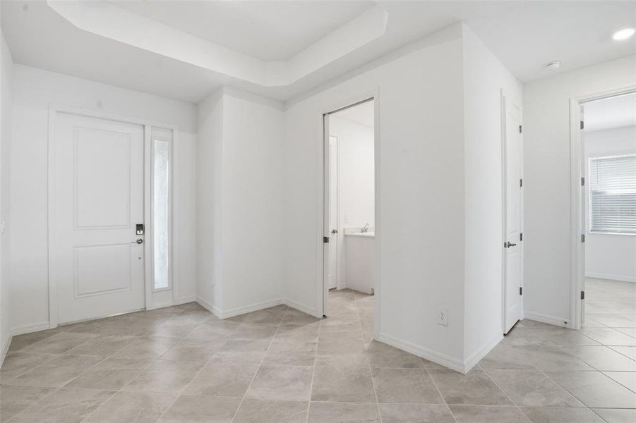 Spacious, unfurnished interior of a new home in Wellen Park Golf & Country Club, Venice (Image 25).