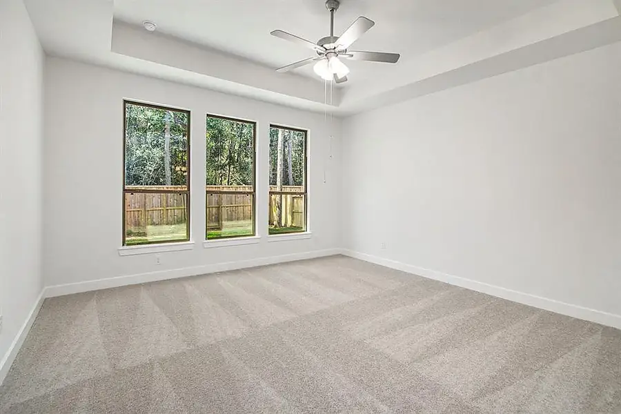 Spacious, unfurnished interior of a new home in Cross Creek West, Fulshear (Image 16).