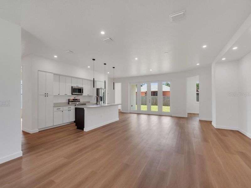 Spacious, unfurnished interior of a new home in , Palm Bay (Image 11).